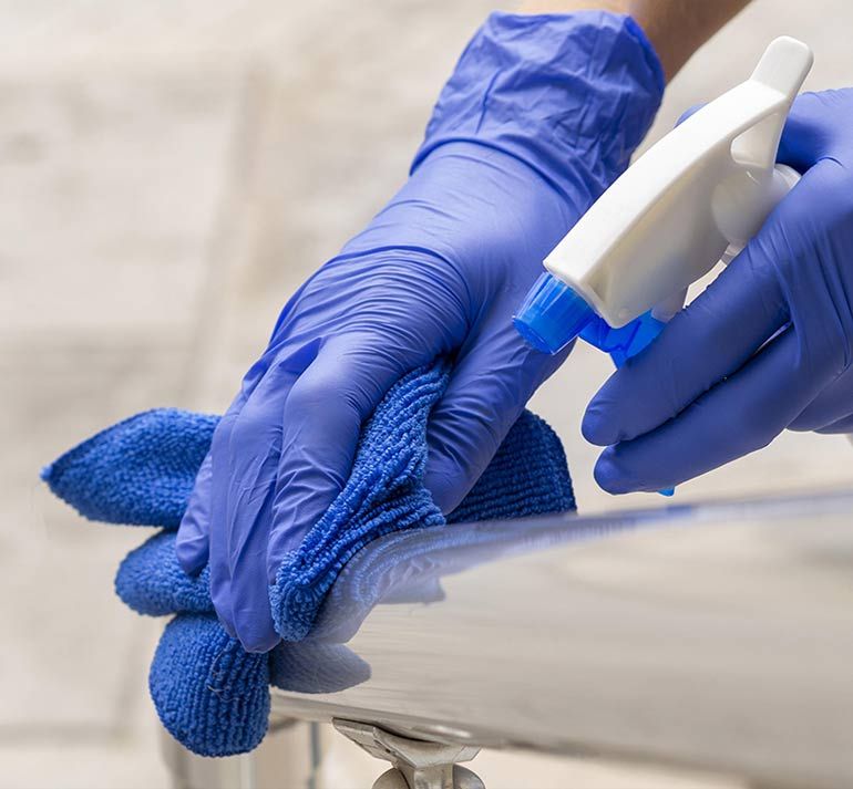 Cohiser Servicios persona con guantes de limpieza